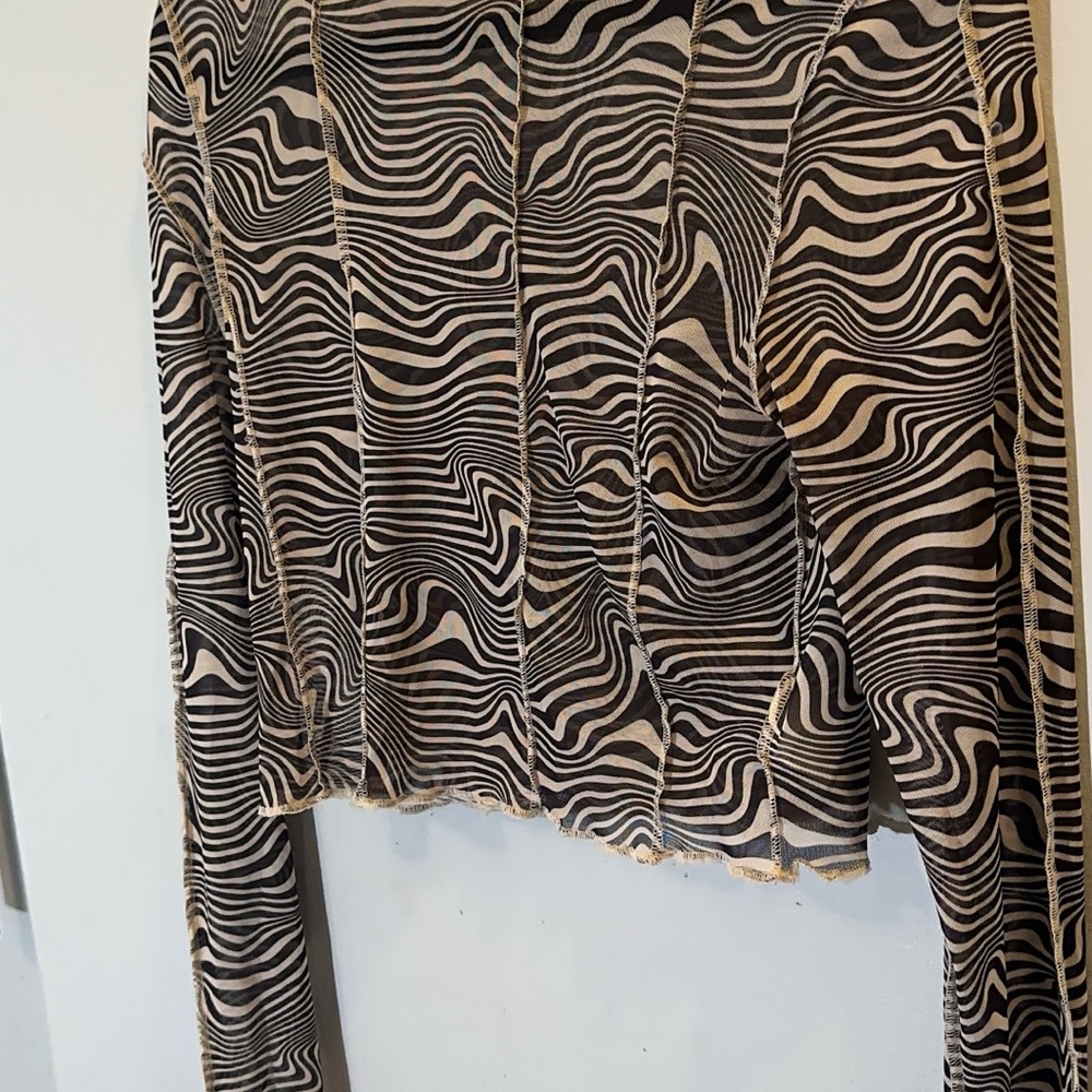 H&M Divided Black and Gray Wave Pattern Top